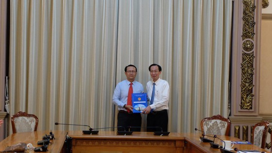 Phó Chủ tịch Thường trực UBND TPHCM Lê Thanh Liêm trao quyết định cho ông Nguyễn Thanh Nhựt.