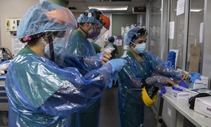 Nhân viên y tế trong khu điều trị tích cực của một bệnh viện ở Santiago, Chile, hôm 9/7. Ảnh: AFP.