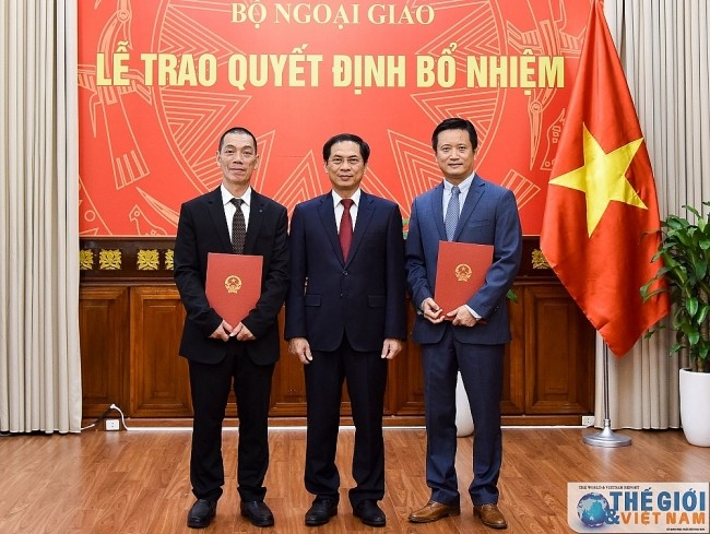 Thứ trưởng Thường trực Bùi Thanh Sơn chúc mừng 2 cán bộ mới được bổ nhiệm. Ảnh: Thế giới & Việt Nam.