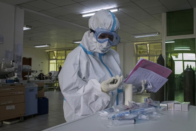 Bác sĩ chuẩn bị thuốc cho bệnh nhân Covid-19 tại Ethiopia ngày 17/7. Ảnh: AFP.
