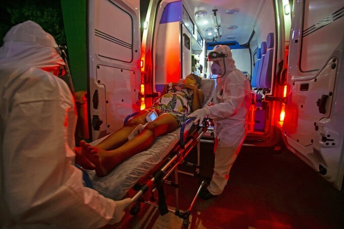 Nhân viên y tế đưa bệnh nhân Covid-19 vào bệnh viện ở Brazil ngày 17/7. Ảnh: Reuters.