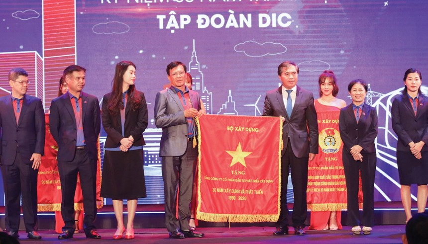 Ông Lê Quang Hùng (phải), Thứ trưởng Bộ Xây dựng trao bức trướng của Bộ Xây dựng tặng DIG trong lễ kỷ niệm 30 năm thành lập.
