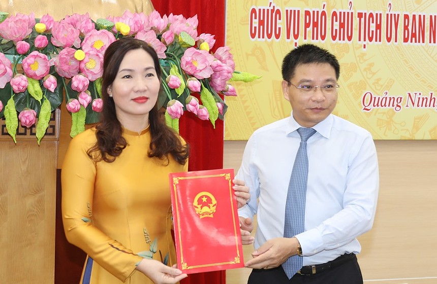 Chủ tịch UBND tỉnh Quảng Ninh Nguyễn Văn Thắng trao quyết định và chúc mừng tân Phó Chủ tịch Nguyễn Thị Hạnh.