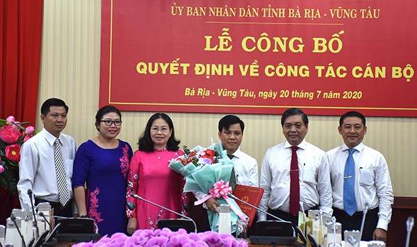 Lãnh đạo tỉnh Bà Rịa - Vũng Tàu trao quyết định và chúc mừng đồng chí Phan Khắc Duy.