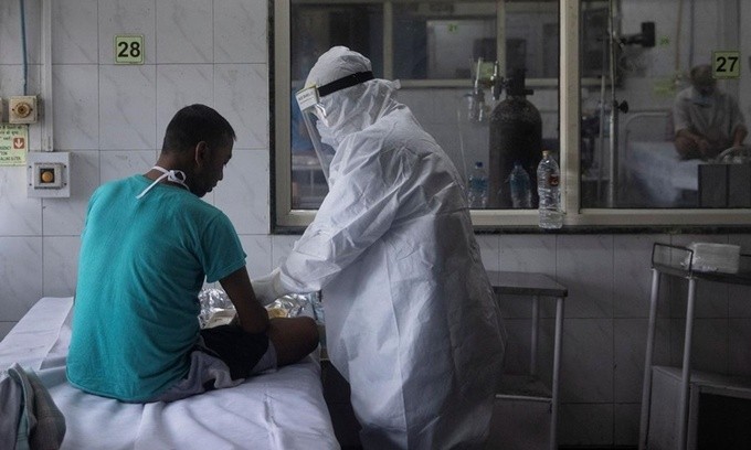 Nhân viên y tế chăm sóc cho bệnh nhân nhiễm nCoV tại một bệnh viện ở thủ đô New Delhi, Ấn Độ, ngày 17/7. Ảnh: Reuters.
