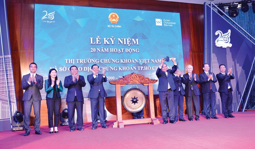 Thủ tướng Chính phủ Nguyễn Xuân Phúc cùng lãnh đạo một số bộ, ngành tham dự Lễ kỷ niệm 20 năm hoạt động TTCK Việt Nam và 20 năm HOSE.