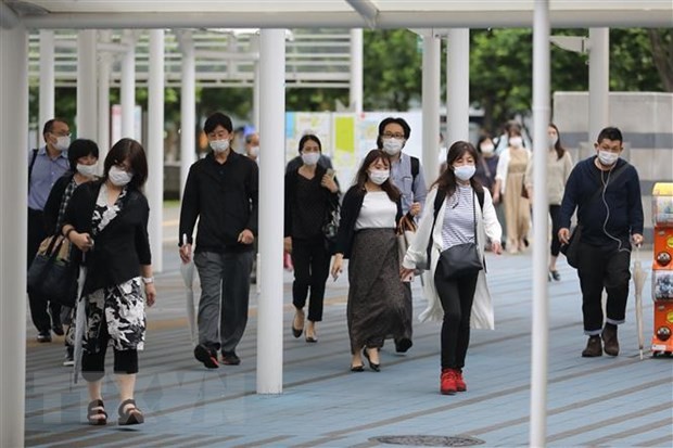 Người dân đeo khẩu trang phòng lây nhiễm COVID-19 tại Tokyo, Nhật Bản. (Ảnh: THX/TTXVN).
