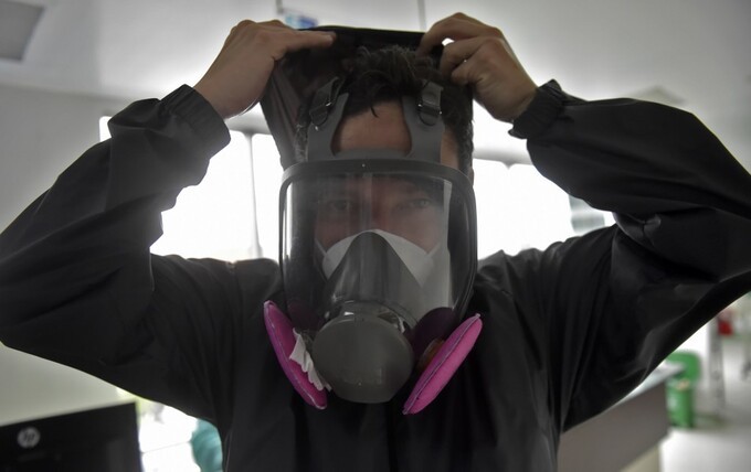 Bác sĩ đeo đồ bảo hộ ở Colombia ngày 24/7. Ảnh: AFP.
