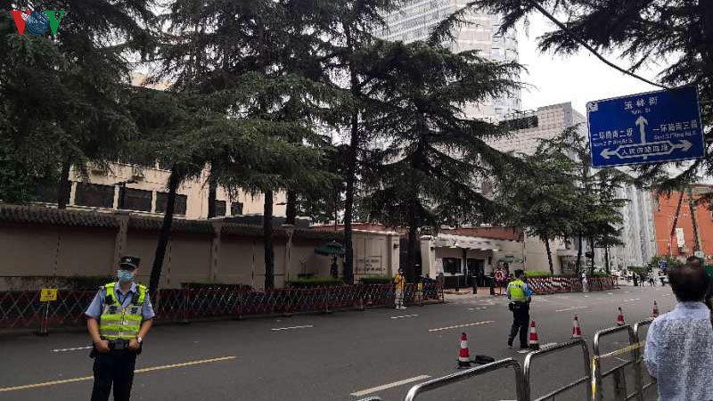 Lực lượng an ninh Trung Quốc được bố trí bên ngoài tòa Tổng lãnh sự quán Mỹ tại Thành Đô.