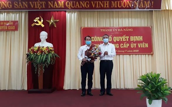 Ông Trương Quang Nghĩa (phải) trao quyết định bổ nhiệm ông Nguyễn Đình Vĩnh.