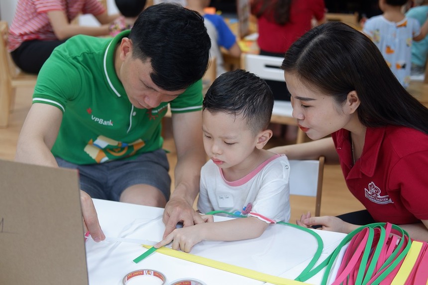 Phụ huynh, học sinh trải nghiệm tại buổi khai trương STEAME GARTEN cơ sở Chùa Hà.