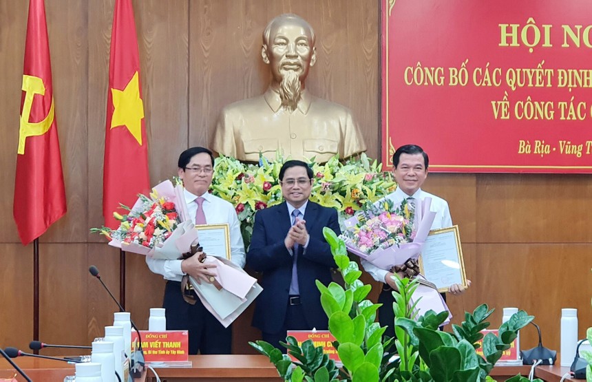 Đồng chí Phạm Minh Chính trao quyết định và chúc mừng đồng chí Nguyễn Hồng Lĩnh và đồng chí Phạm Viết Thanh. 