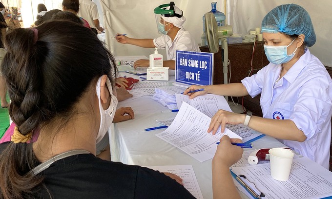 Bệnh viện Hà Nội tăng cường giám sát, siết chặt quy trình khai báo y tế, đo thân nhiệt, phân luồng, sàng lọc người bệnh đến khám, phòng ngừa lây nhiễm cộng đồng.