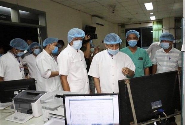Thứ trưởng Bộ Y tế Nguyễn Trường Sơn (thứ 4 từ phải sang) thăm, làm việc tại Bệnh viện Trung ương Huế cơ sở 2. (Nguồn: TTXVN phát).