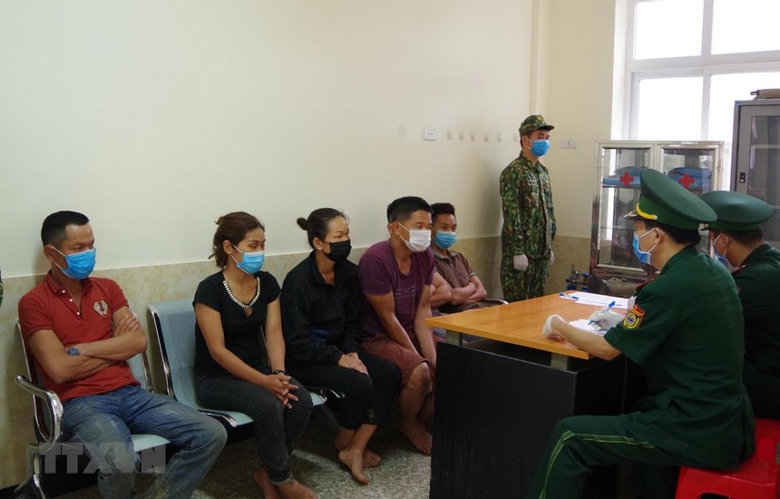 Cán bộ Biên phòng cửa khẩu Tân Thanh, Lạng Sơn lấy lời khai các đối tượng nhập cảnh trái phép ngày 1/8. 