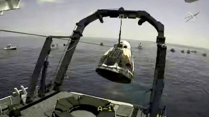 Khoang tàu SpaceX hạ cánh trên Vịnh Mexico ở Pensacola, Florida. Ảnh: Reuters.