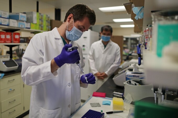 Kỹ thuật viên phòng thí nghiệm Carter Tavaglione chuẩn bị chất để xử lý mẫu xét nghiệm tại Maryland ngày 5/8. Ảnh: AFP.