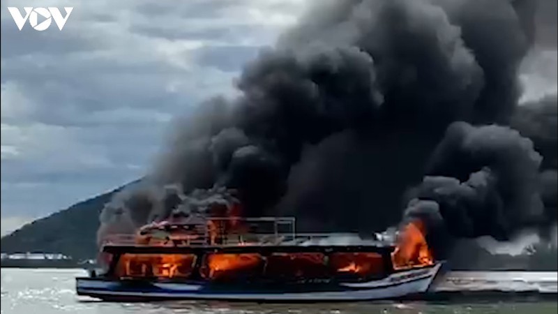 Tàu khách bị bốc cháy dữ dội trên biển.