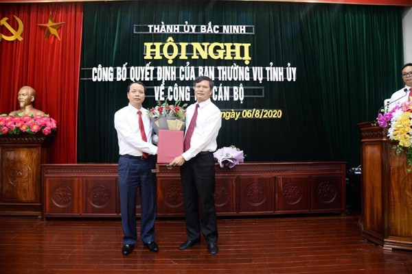 Ông Nguyễn Quốc Trung, Phó Bí thư Tỉnh uỷ, Chủ tịch HĐND tỉnh Bắc Ninh trao quyết định cho ông Tạ Đăng Đoan.