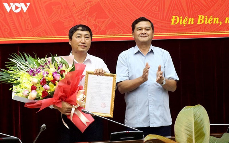 Ông Lò Văn Muôn – Phó Bí thư Thường trực Tỉnh ủy trao Quyết định bổ nhiệm cho ông Phạm Khắc Quân.