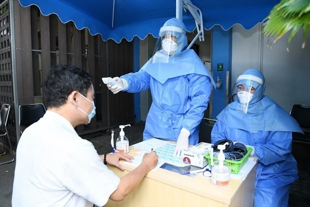 Khám sàng lọc cho người dân đến khám bệnh tại Bệnh viện Đại học Y dược Thành phố Hồ Chí Minh. (Ảnh: Đinh Hằng/TTXVN).