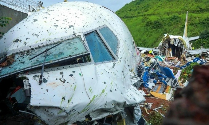 Hiện trường chiếc Boeing 737-800 của Air India Express vỡ đôi sau khi lao xuống dốc tối 7/8. Ảnh: AFP.