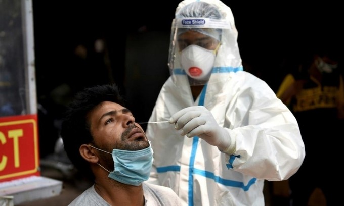 Nhân viên y tế lấy mẫu xét nghiệm cho người dân ở New Delhi, Ấn Độ, hôm 8/8. Ảnh: AFP.