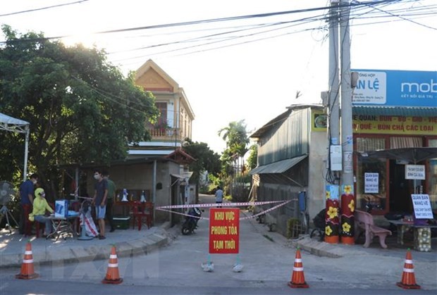 Một khu dân cư ở Khu phố 2, phường Đông Giang, thành phố Đông Hà bị phong tỏa. (Ảnh: Nguyên Lý/TTXVN).