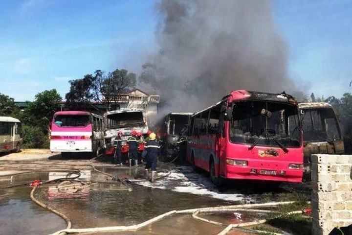 Thanh Hóa: Cháy 6 xe khách tại bãi giữ xe tự phát trong nhà dân