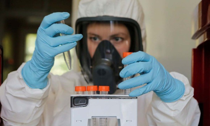 Một nhà khoa học làm việc trong phòng thí nghiệm vaccine Covid-19 ở Moskva, Nga, hôm 6/8. Ảnh: Reuters.