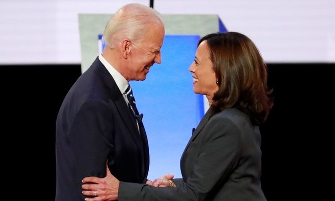 Joe Biden và Kamala Harris bắt tay trước một cuộc tranh luận giành vị trí ứng viên đại diện đảng Dân chủ tranh cử tổng thống ở Detroit, Michigan, hồi cuối tháng 7 năm ngoái. Ảnh: Reuters.