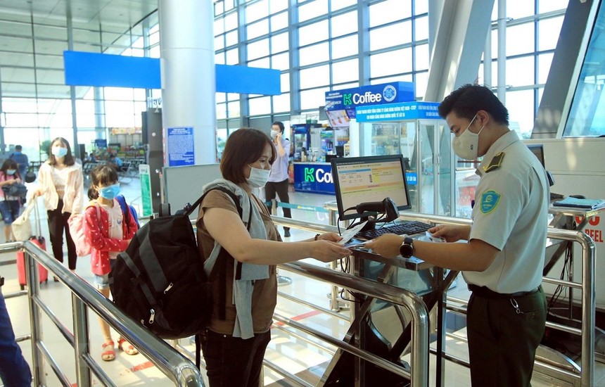 Hành khách khai báo y tế tại Cảng hàng không quốc tế Cát Bi, thành phố Hải Phòng. (Ảnh: An Đăng/TTXVN)