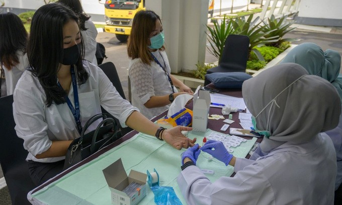 Người dân lấy mẫu xét nghiệm tại tỉnh Tây Java, Indonesia, hôm 14/8. Ảnh: AFP.