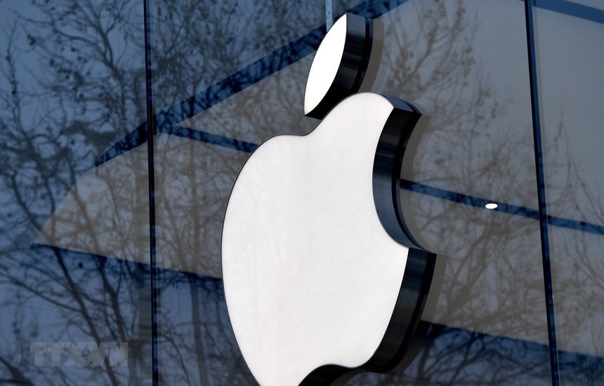 Biểu tượng của tập đoàn công nghệ Apple tại một cửa hàng ở Brussels, Bỉ. (Ảnh: AFP/TTXVN).