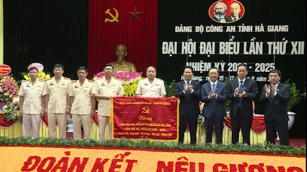 Bức trướng do Ban Chấp hành Đảng bộ Công an tỉnh Hà Giang tặng.