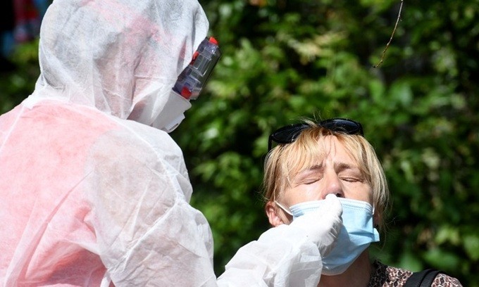 Nhân viên y tế lấy mẫu xét nghiệm Covid-19 cho một phụ nữ ở Zagreb, Croatia, hôm 17/8. Ảnh: AFP.