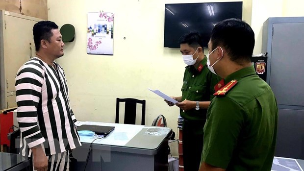 Cơ quan Cảnh sát điều tra Công an Thành phố Hồ Chí Minh tống đạt các quyết định khởi tố và lệnh bắt tạm giam đối với Ngô Minh Danh. (Nguồn: TTXVN).