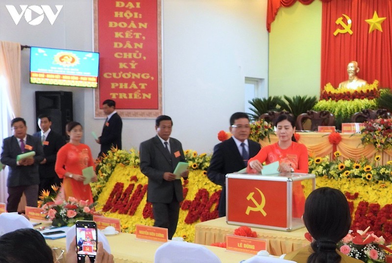 Các đại biểu bỏ phiếu bầu Ban chấp hành đảng bộ Huyện ủy Trần Văn Thời.