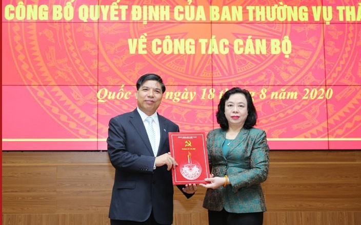 Phó Bí thư Thường trực Thành ủy Ngô Thị Thanh Hằng trao Quyết định cho ông Đỗ Huy Chiến.
