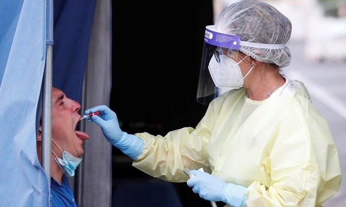 Nhân viên y tế lấy mẫu xét nghiệm nCoV tại Rome, Italy, ngày 18/8. Ảnh: Reuters.