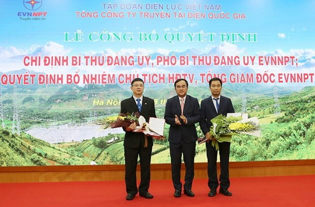 Ông Dương Quang Thành - Bí thư Đảng ủy, Chủ tịch HĐTV EVN Dương Quang Thành trao các quyết định cho ông Nguyễn Tuấn Tùng-bên phải và ông Phạm Lê Phú-bên trái.