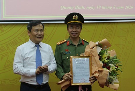 Đồng chí Vũ Đại Thắng, Bí thư Tỉnh ủy Quảng Bình trao quyết định và chúc mừng Đại tá Nguyễn Tiến Nam.