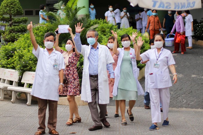 Y bác sĩ Trung tâm Y tế quận Hải Châu đi ra cổng sau 14 ngày bị phong toả.