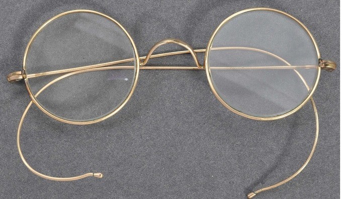 Chiếc kính của ông Mahatma Gandhi vừa được bán thành công với giá 340.000 USD. Ảnh: AFP.