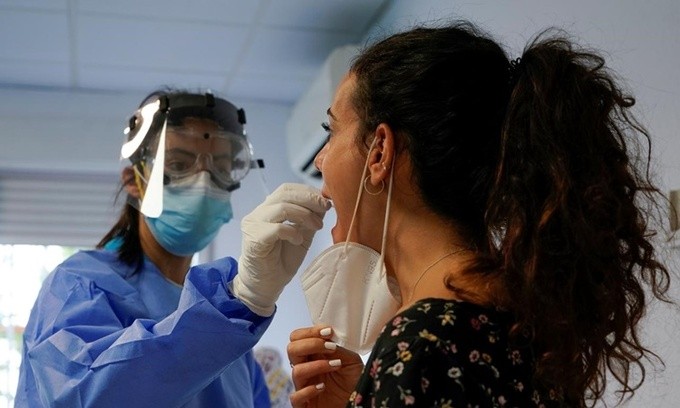 Nhân viên y tế lấy mẫu xét nghiệm nCoV cho một người dân ở Madrid, Tây Ban Nha, ngày 17/8. Ảnh: Reuters.