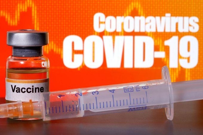 Một ống tiêm và lọ dán nhãn vaccine dành cho Covid-19 trong hình ảnh minh hoạ được chụp hôm 10/4. Ảnh: Reuters.