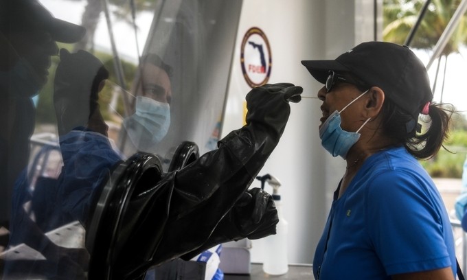 Nhân viên y tế lấy mẫu xét nghiệm cho người dân ở Miami Beach, Florida, Mỹ, hôm 24/7. Ảnh: AFP.