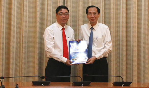 Ông Đinh Minh Hiệp nhận quyết định giữ chức giám đốc Sở Nông nghiệp và phát triển nông thôn TP.HCM - Ảnh: Trung Niên.