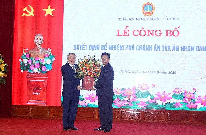 Đồng chí Nguyễn Hòa Bình trao quyết định và chúc mừng đồng chí Nguyễn Văn Tiến.