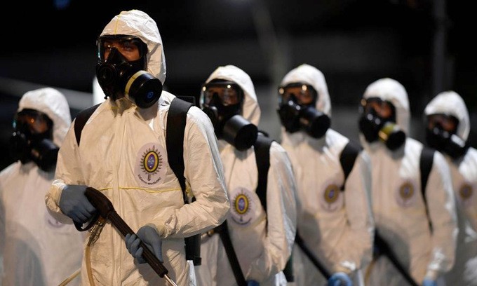 Binh sĩ Brazil chuẩn bị phun khử khuẩn ở bang Minas Gerais hôm 18/8. Ảnh: AFP.